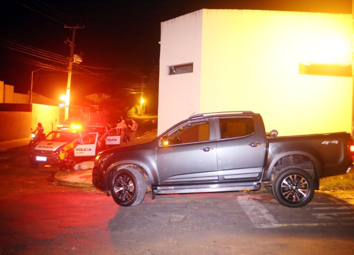 Caminhonete roubada em Rondon é recuperada em salão comercial em Umuarama, noroeste